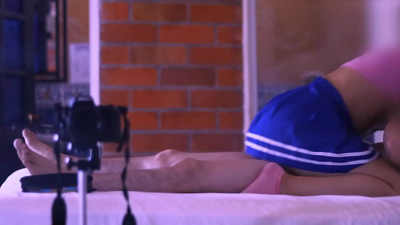 El padrastro y la mejor amiga se rozaron disimuladamente en el jard&iacute;n.