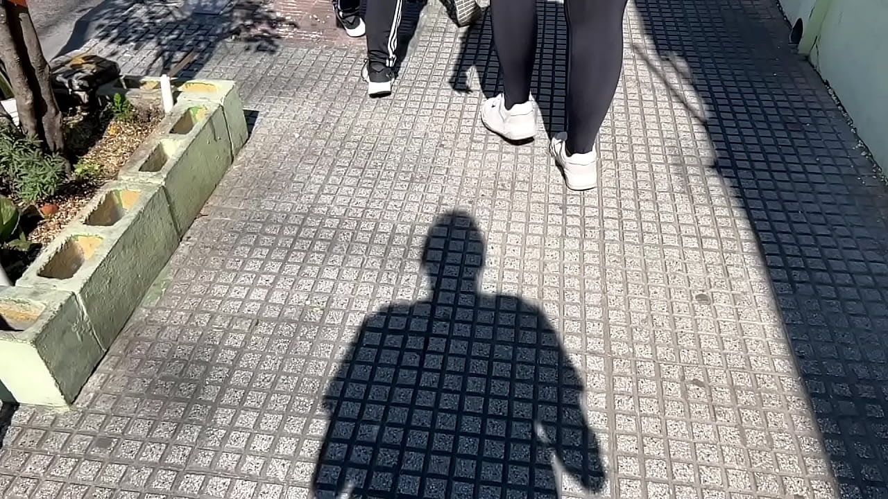 marcando tanga caminando por la calle