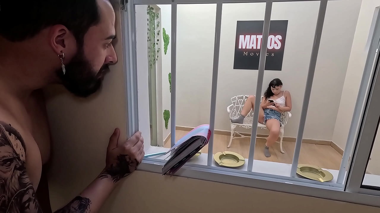 Ficou sozinha em casa com a ninfetinha meteu a pica na bucetinha lisinha dela ate gozar