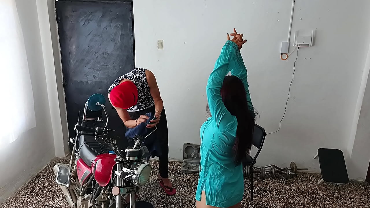 esclusivo!! seduzco a mi vecino mientras realiza la limpieza de su motocicleta. mis nalgas desean tener sexo hoy mismo