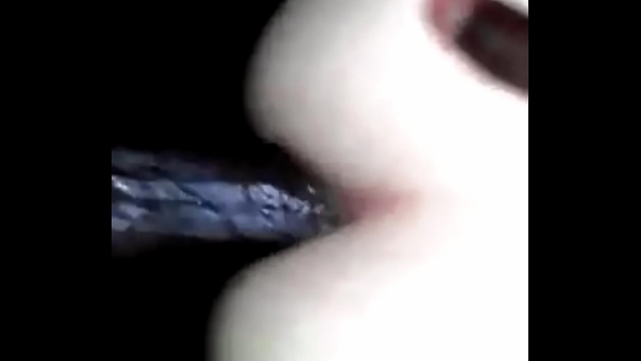 Esposa enrrabada, sendo comida pelo amigo negro dotado do marido. Novinha n&atilde;o aguenta o pau grosso entrando v&aacute;rias vezes, sendo socado t&atilde;o fundo sem seu marido saber. Putinha casada &eacute; penetrada secretamente