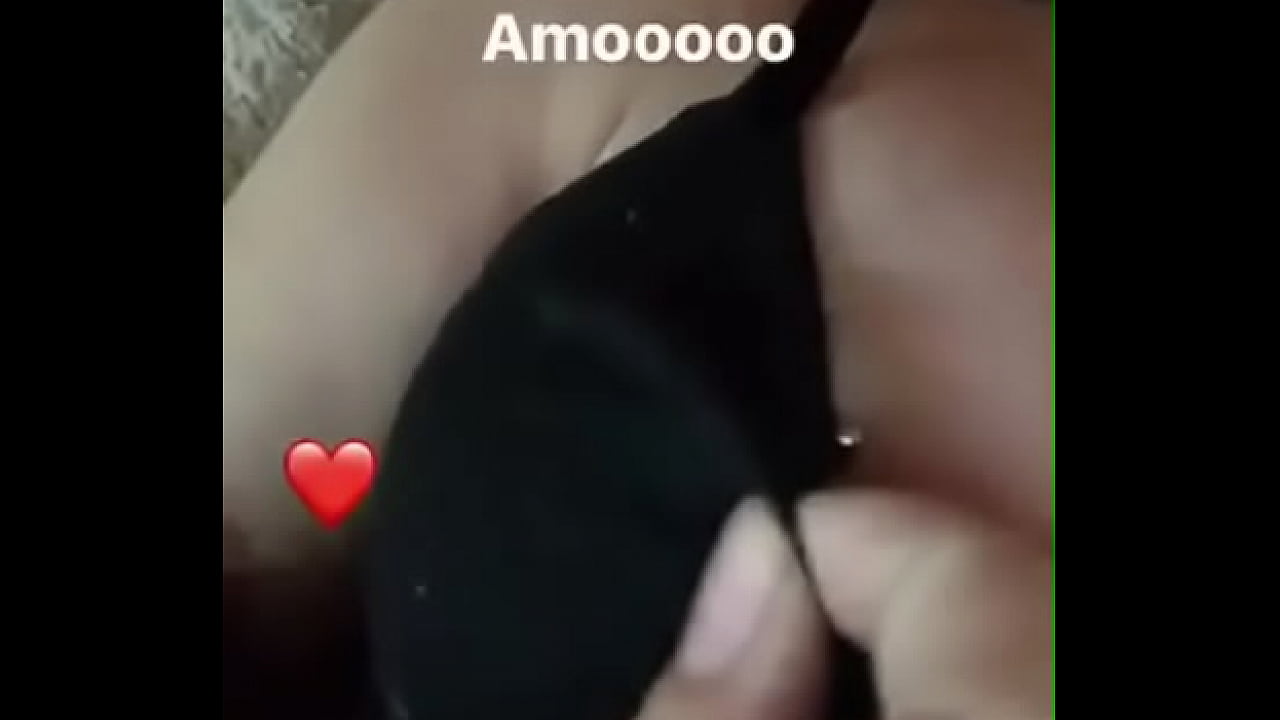 Amateur Argentina muestra el pezon con piercing