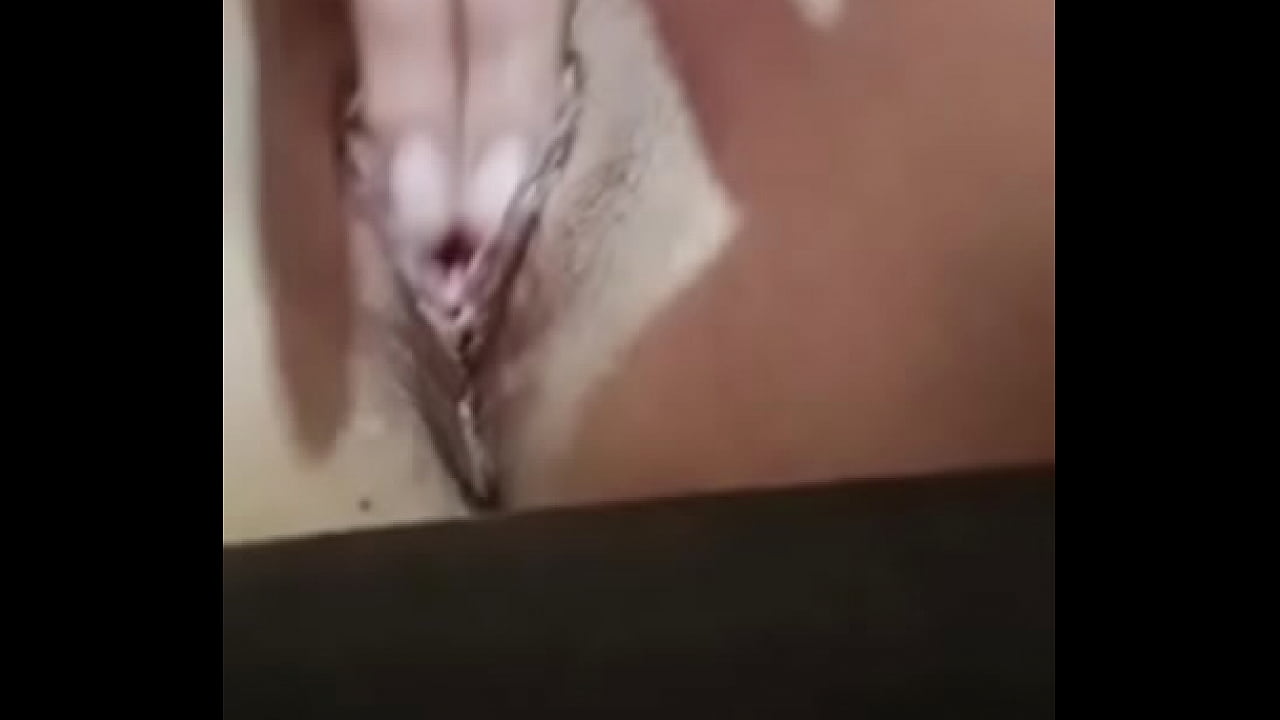 Caliente mi amiga cuando est&aacute; sola en casa