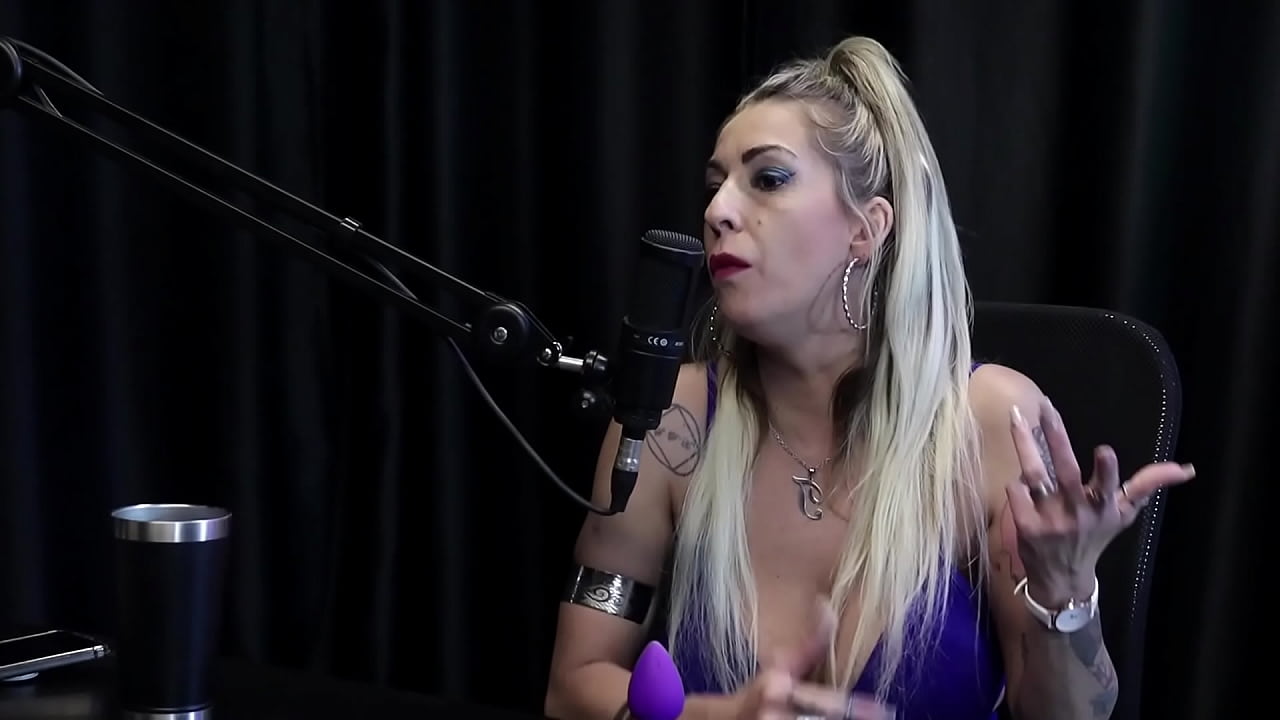 Tinha uma competi&ccedil;&atilde;o saud&aacute;vel com atrizes, as produtoras brigavam, e o mercado porn&ocirc; se consolidou na pandemia - Julia Fontanelli (WATCH ON: SHEER/RED)