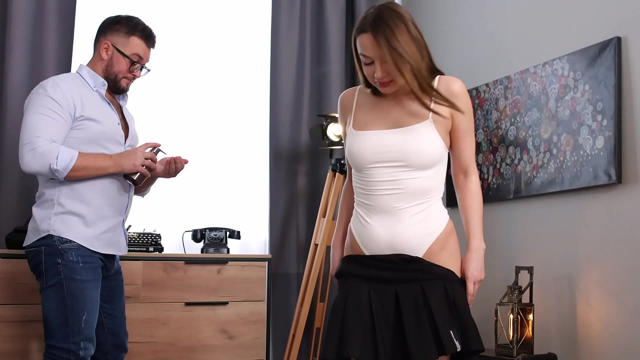 Cute brunette enjoys first squirt thanks to Sam Frost