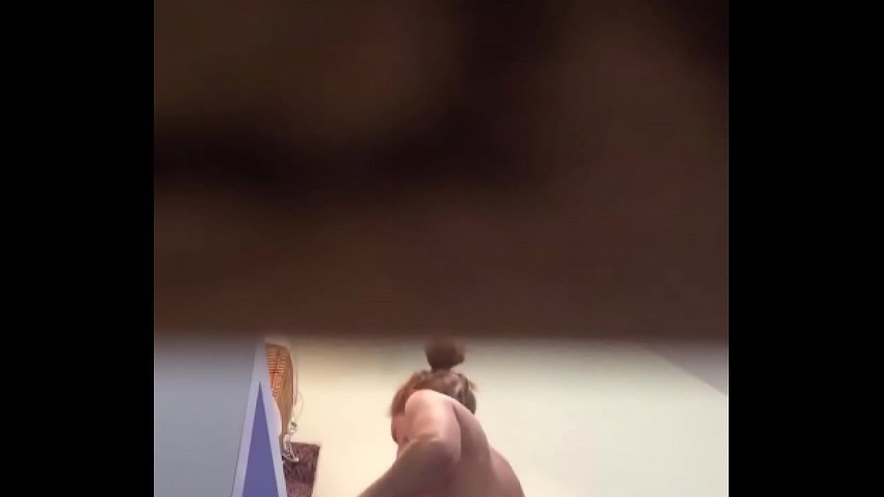 Gostosa no banheiro sendo gravada escondido