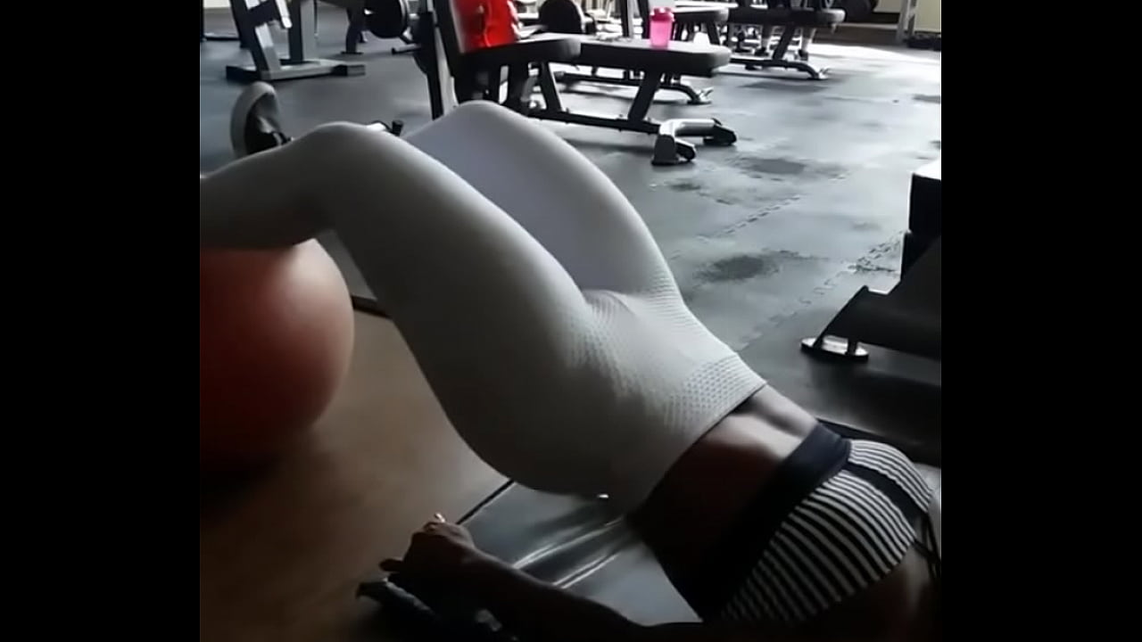 Morena malhando cal&ccedil;a leg marcando a boceta