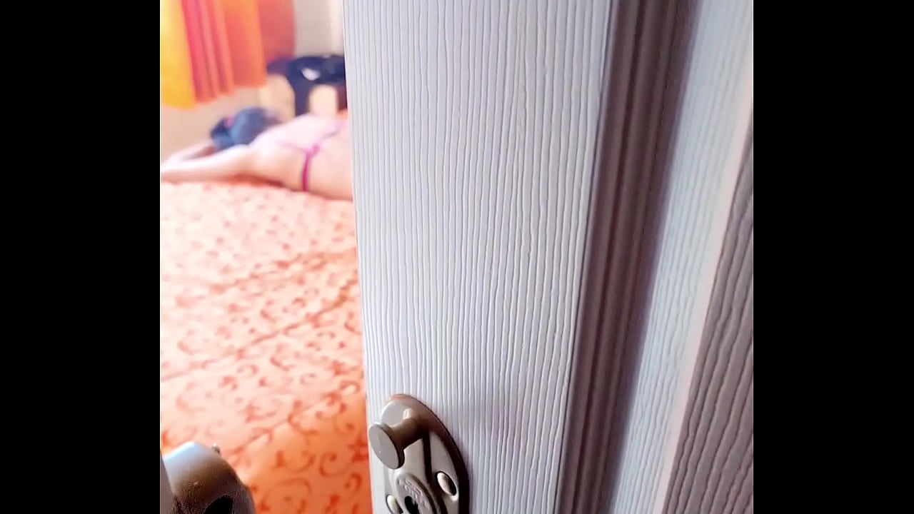 PROSTITUTA se paso de tragos Y es follada GRATIS. Despierta con una verga en el culo.