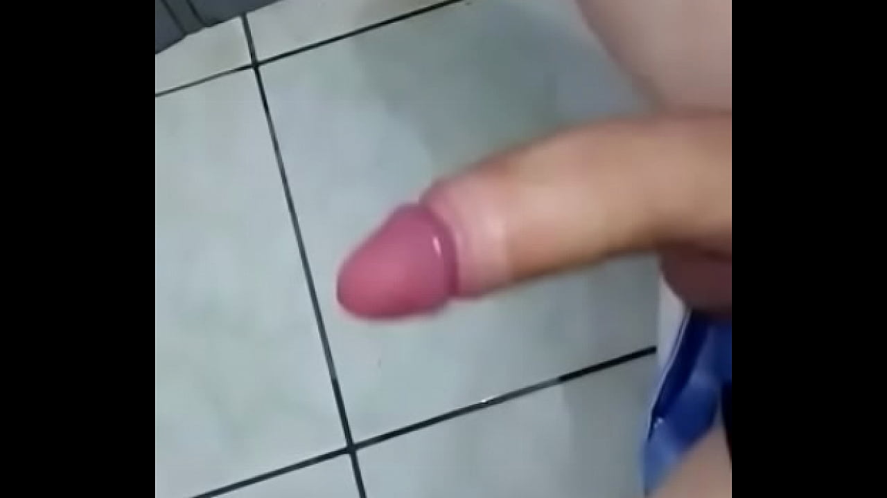 Macho se masturba enga&ntilde;ado pensando que era una mujer