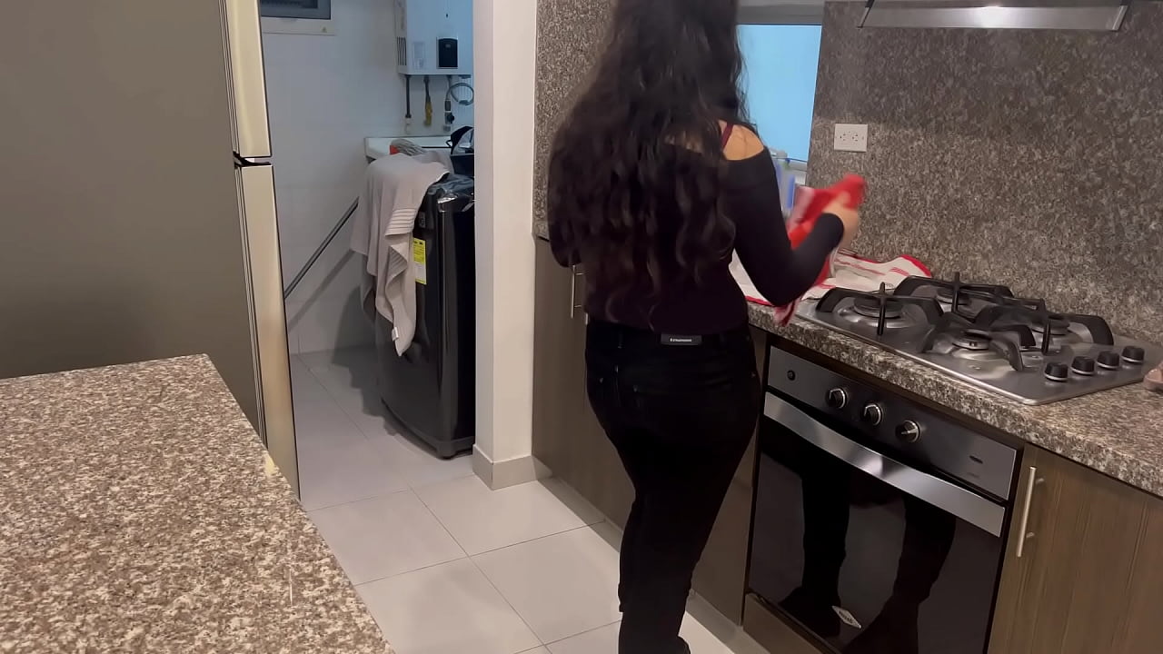 La cuidadora hace horas extras mientras mi pareja esta en la habitaci&oacute;n