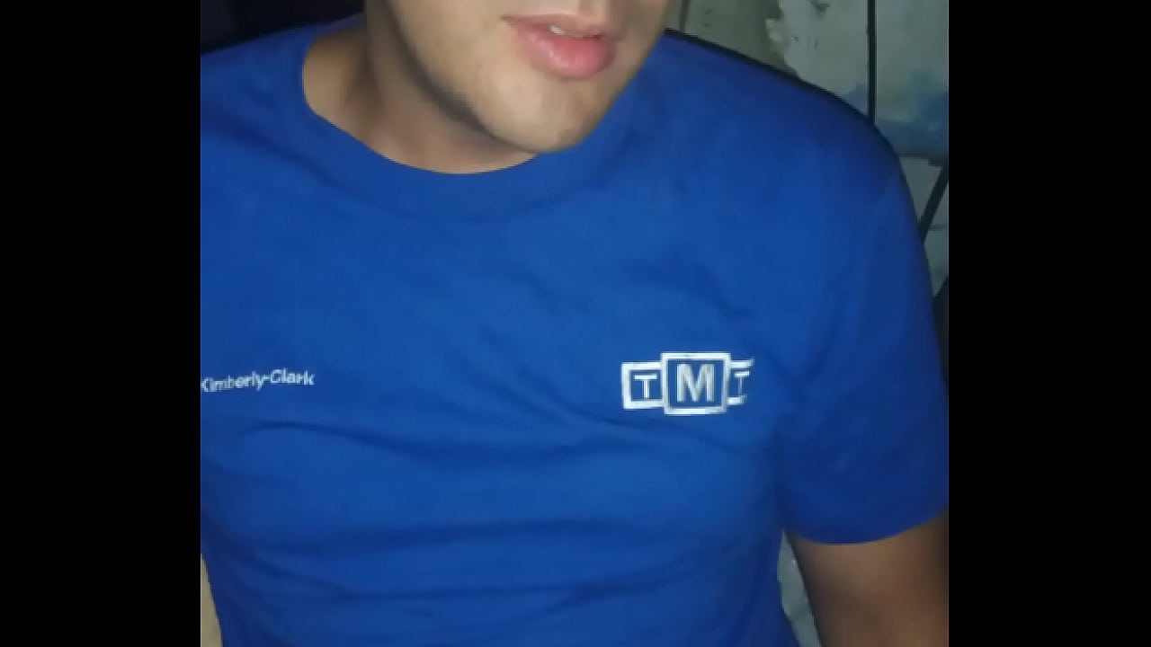 Con ganas de pija, se la mete en la boca