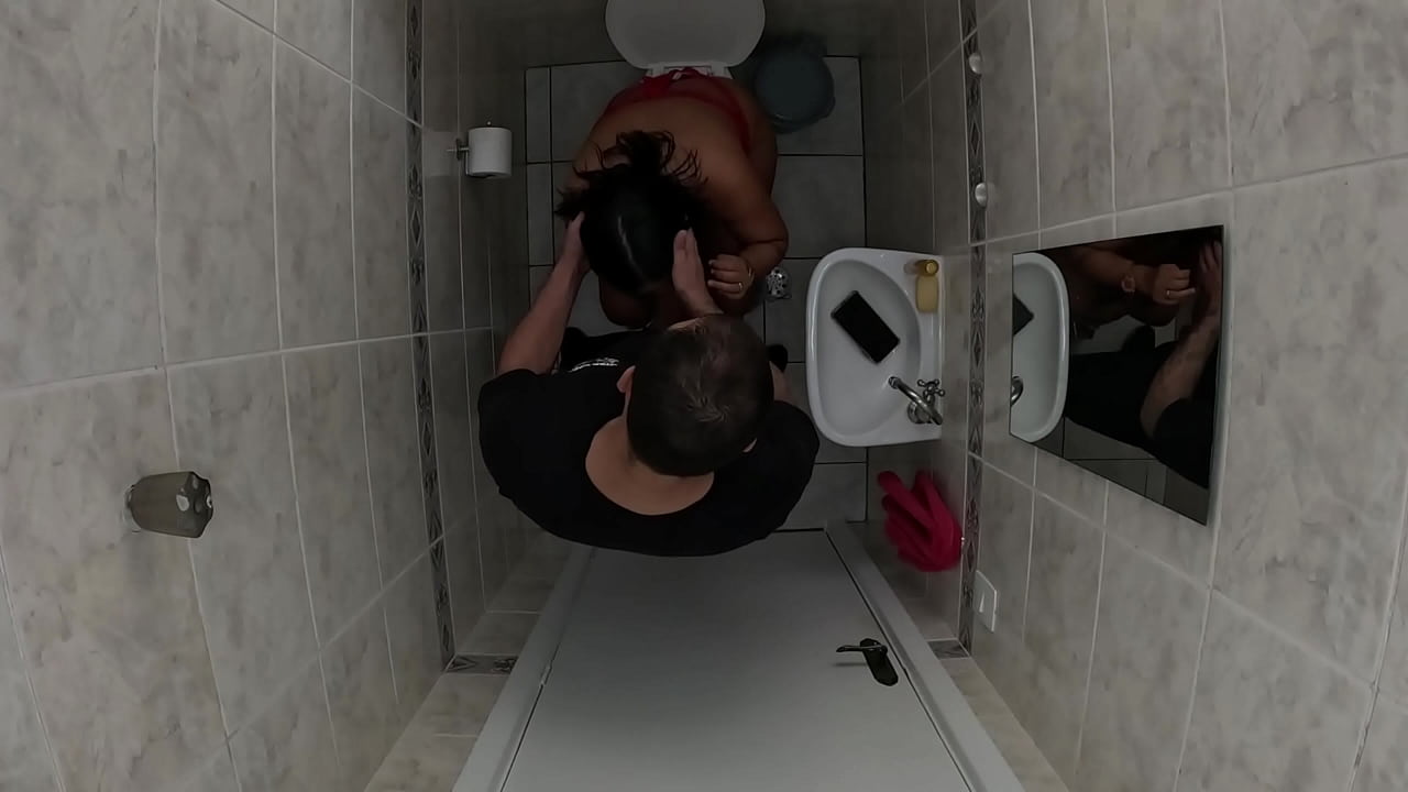 Foi no banheiro esqueceu de trancar a porta amigo entrou e meteu a rola nela