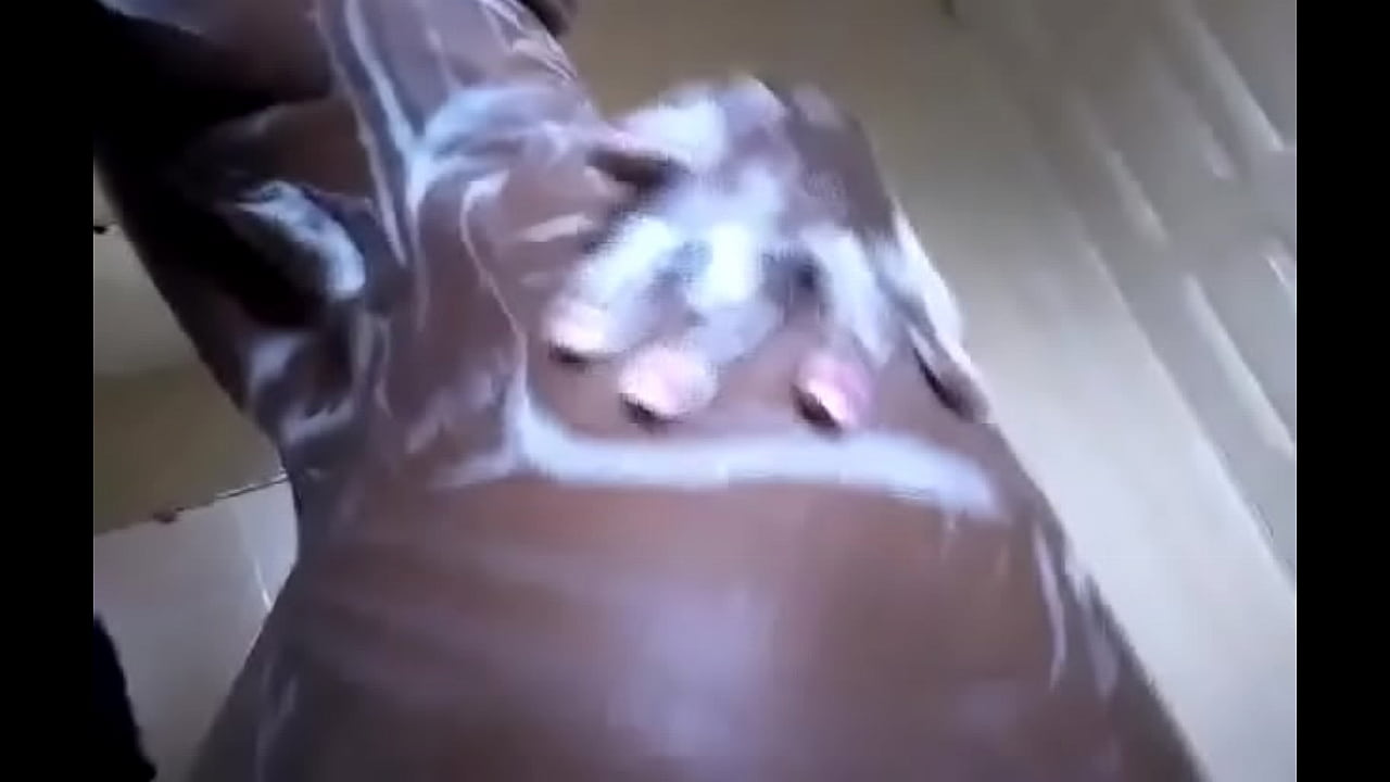 Su marido no est&aacute; y mientras se ba&ntilde;a me  env&iacute;o su video