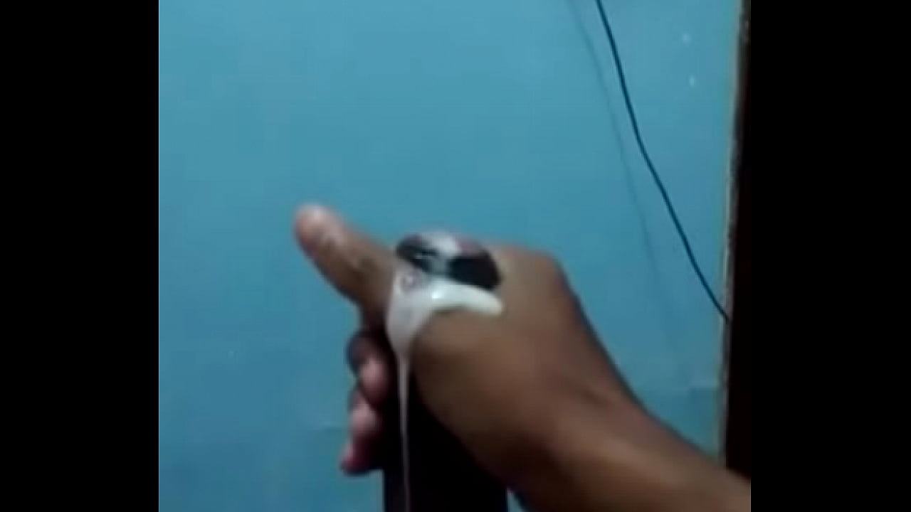 Punheta neg&atilde;o cafu&ccedil;u gozando muito