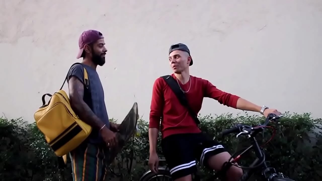 NOVINHO PEGOU O SKATISTA