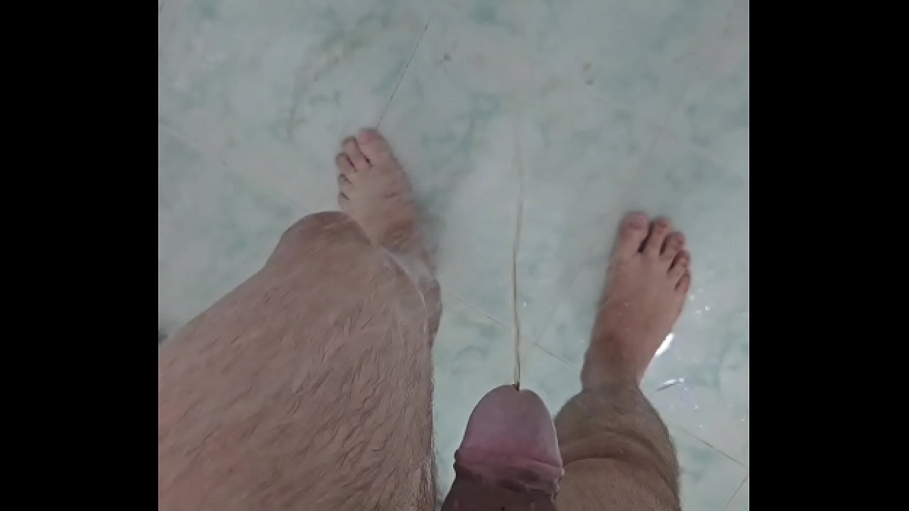 FETICHE - NOVINHO SAFADO MIJANDO NO BANHO