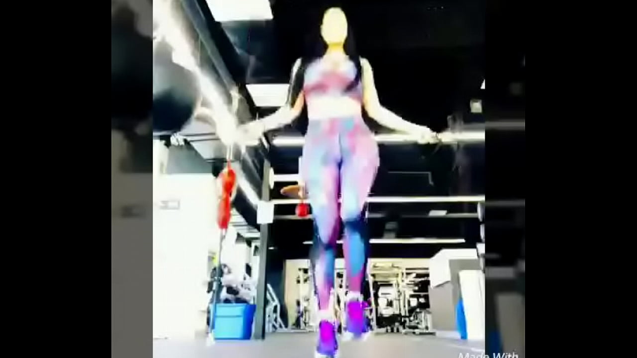 Samadhi moviendo el culo saltando