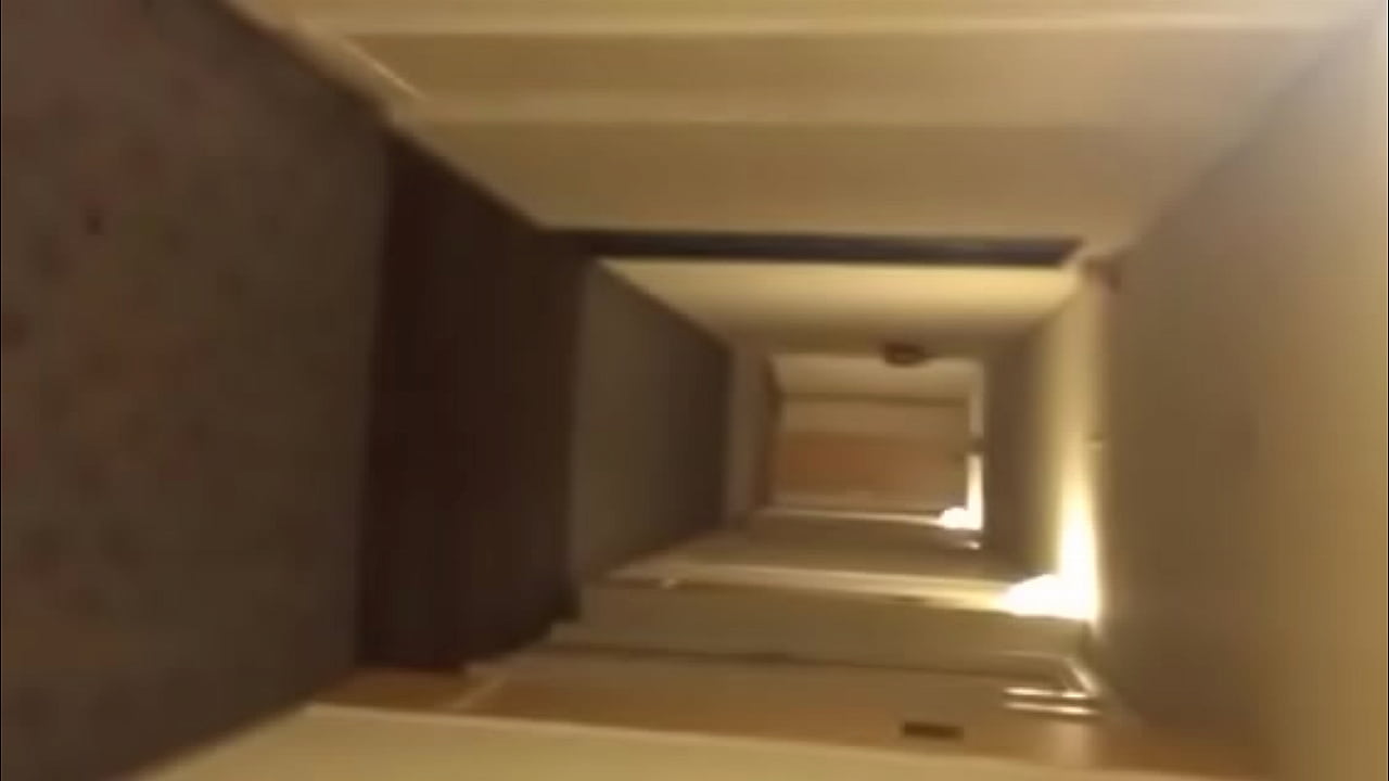 Desfilando pelos corredores e elevador do Hotel so de calcinha