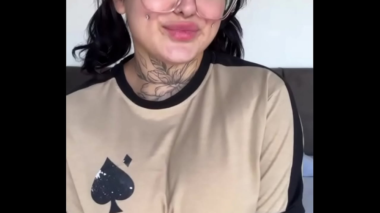 Pamela suelen com peitos grandes pulando