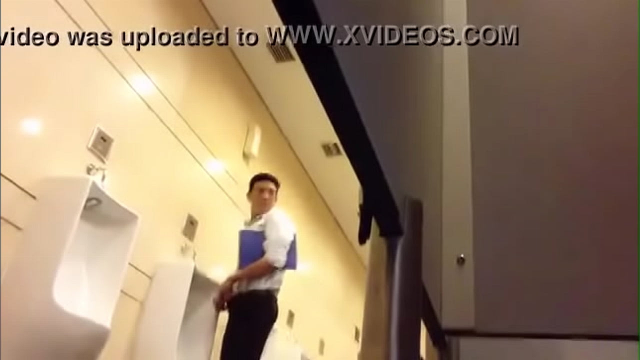 anh văn ph&ograve;ng sục cu trong toilet vincom