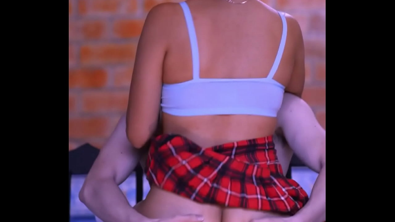 El tentador juego de miradas entre la hijastra y el amigo despertaba una pasi&oacute;n incontrolable.