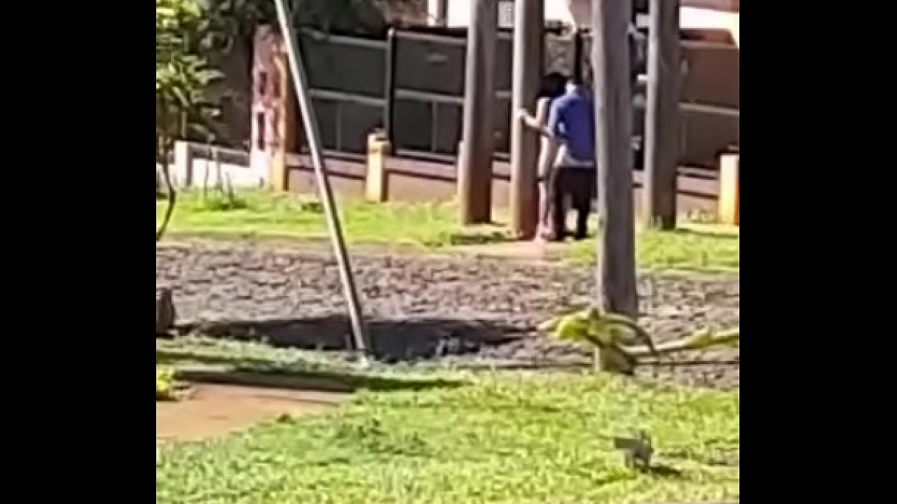 pendeja argenta no aguanta llegar hasta su casa y lo hacen en la calle