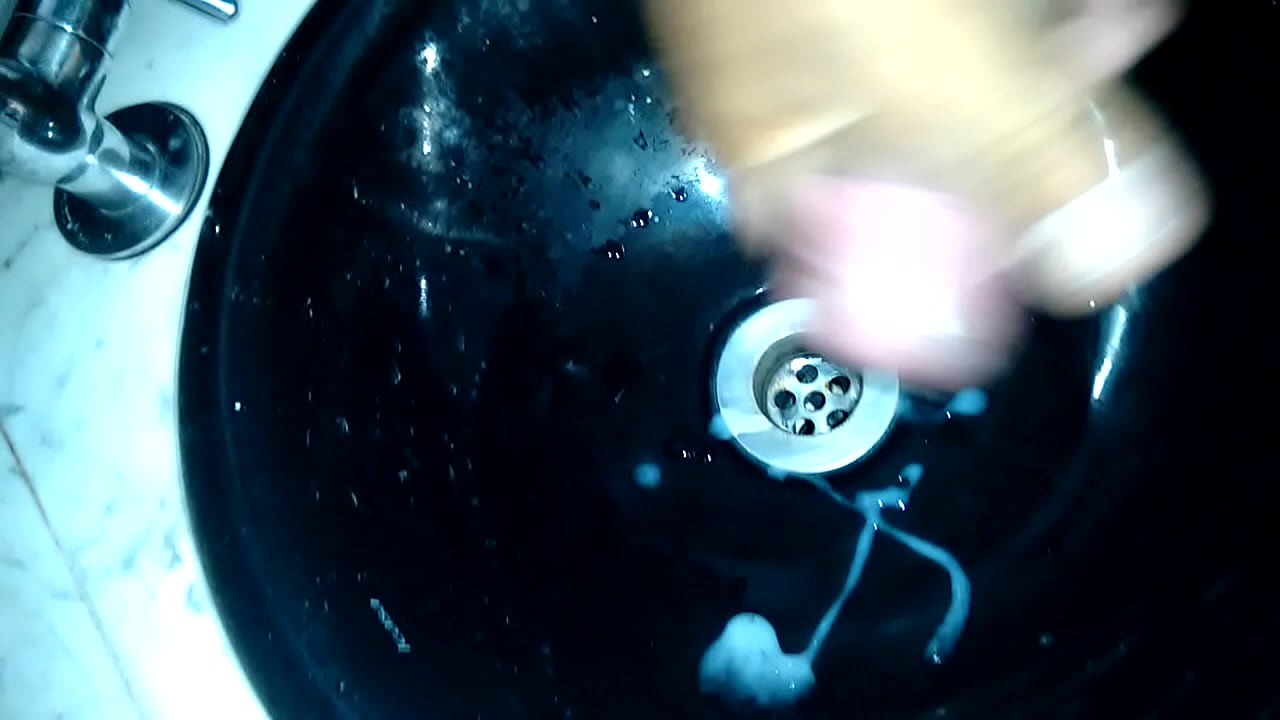 Gozando bem gostoso na pia