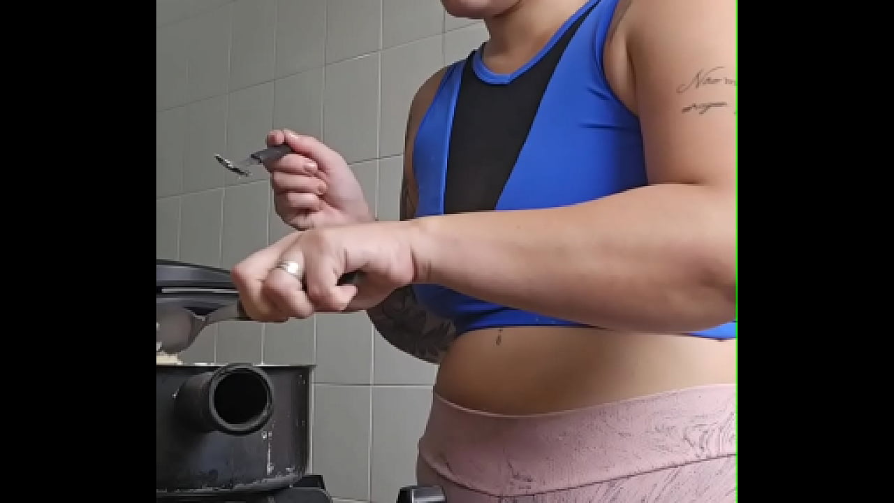 Estou fazendo bolinhos pro meu sogro e coloquei o shorts que ele adora