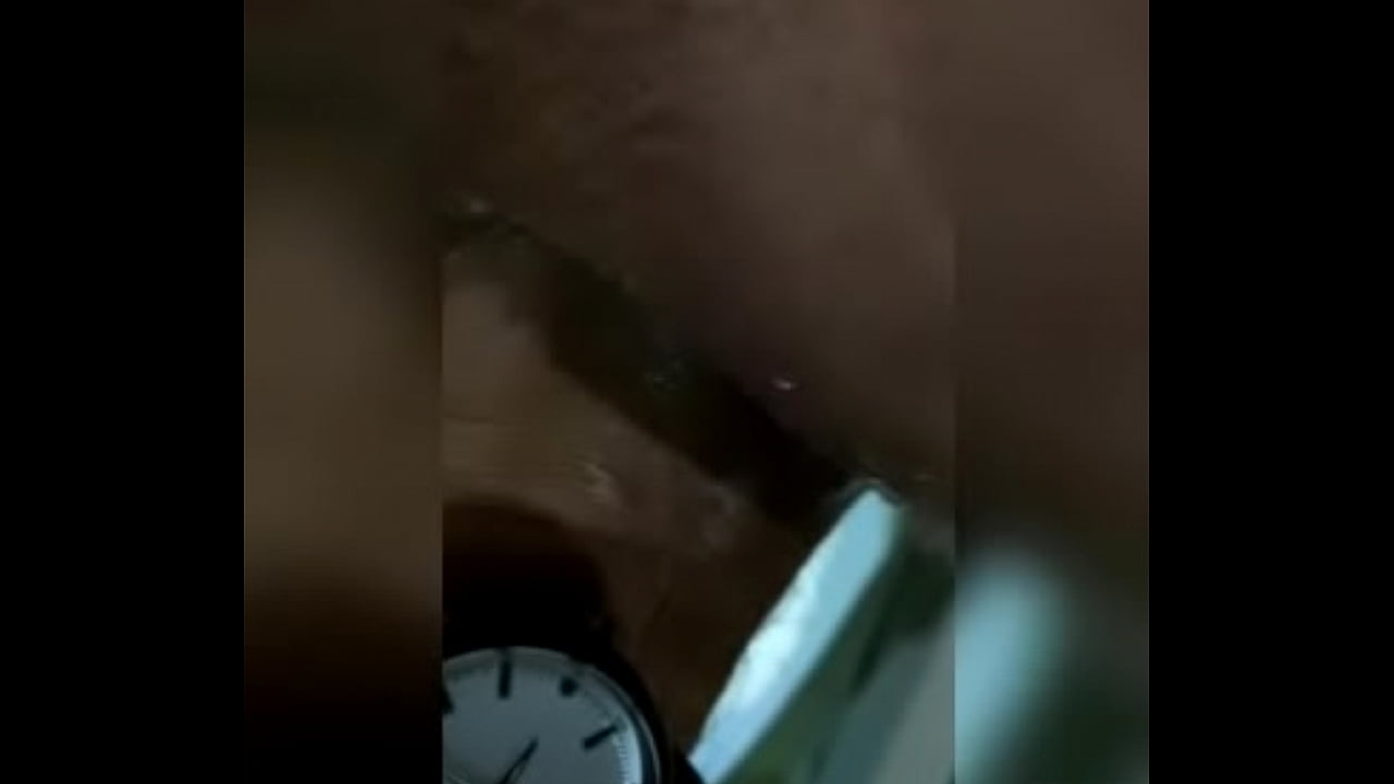 M&eacute;teme la mano en el culo papi