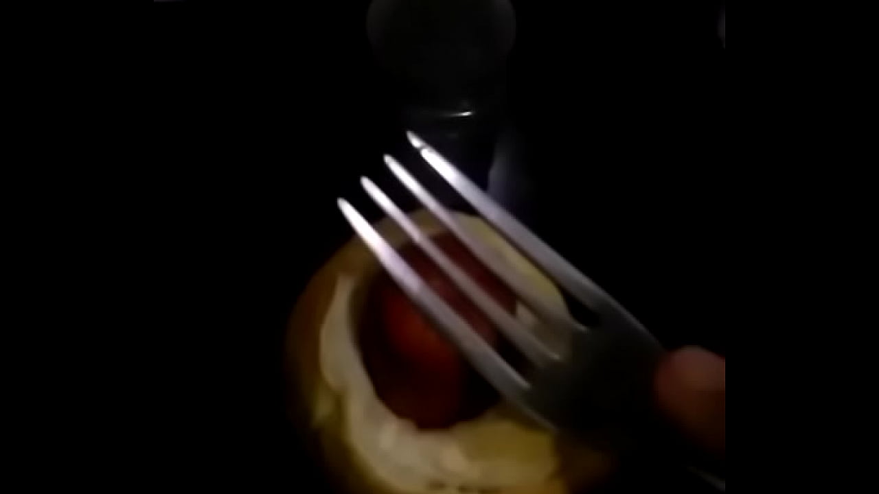 arrombando o cuzinho do p&atilde;o com salsicha 2