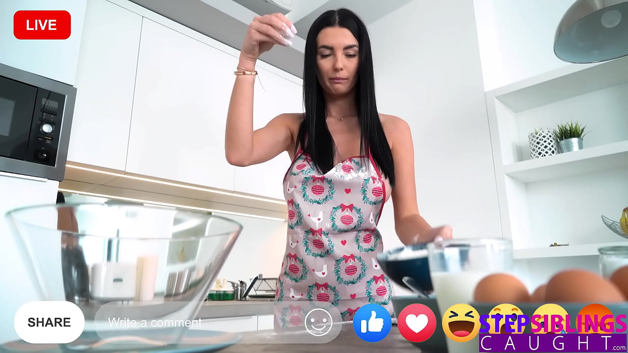 Busty Stepsis Simon Kitty Gives Stepbro Her Creamy Muffin While Live-Streaming