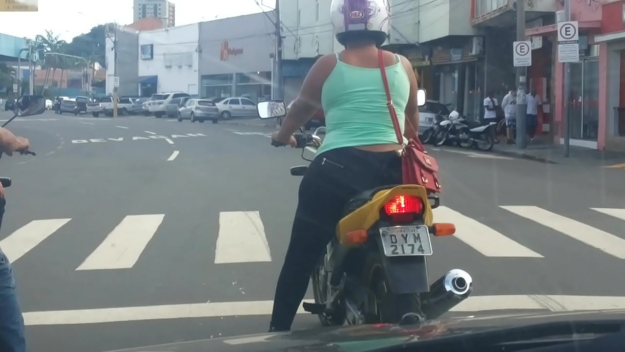 Morena de moto