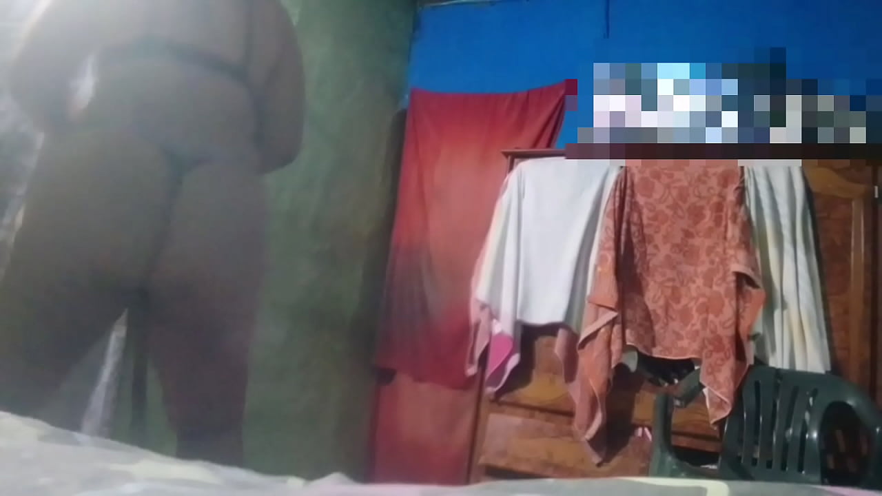 morena muestra su gran culo para que su cu&ntilde;ado se masturbe