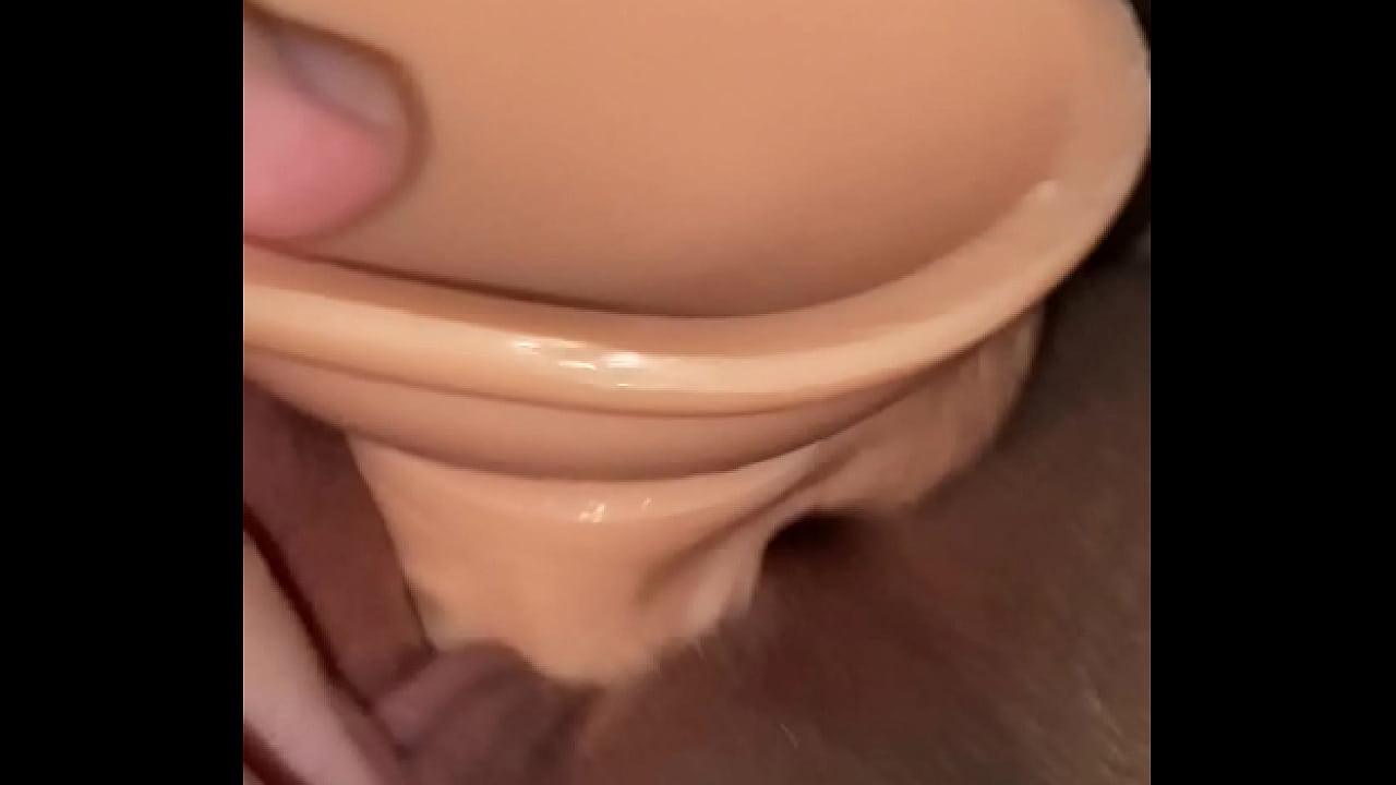 Mojadita18 - latina caliente se manosea y luego se penetra rico con un dildo pensando en ti