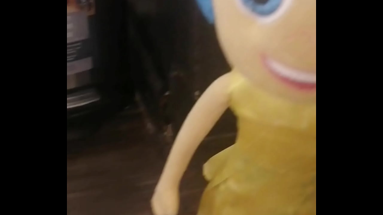 Ansiedad de Inside Out 2 se masturba viendo el co&ntilde;o limpio de su sexy jefa y Alegr&iacute;a la descubre y follan