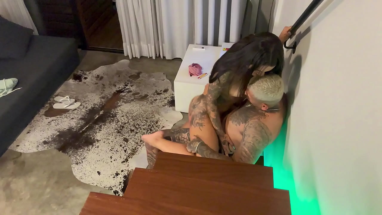 FODA NA ESCADA COM A MULHER DO VIZINHO