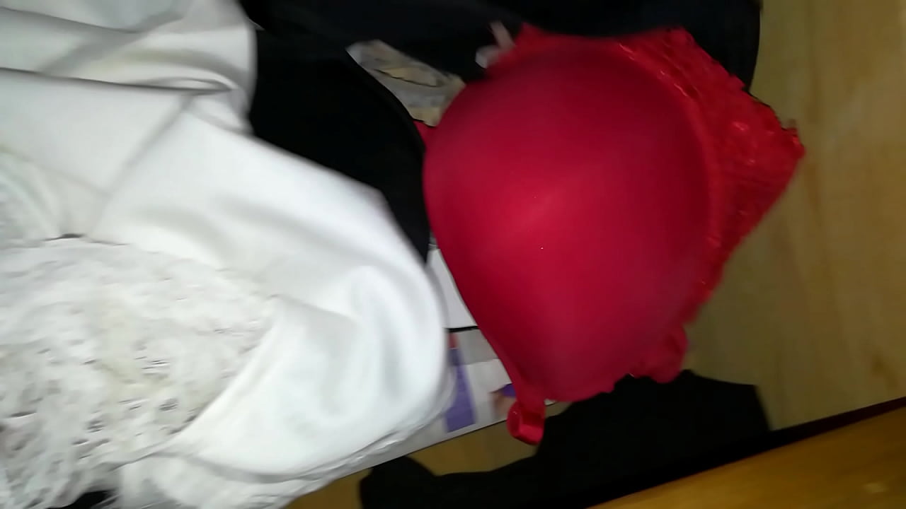 Me meti a su cuarto de mi vecina a ver sus tanguitas