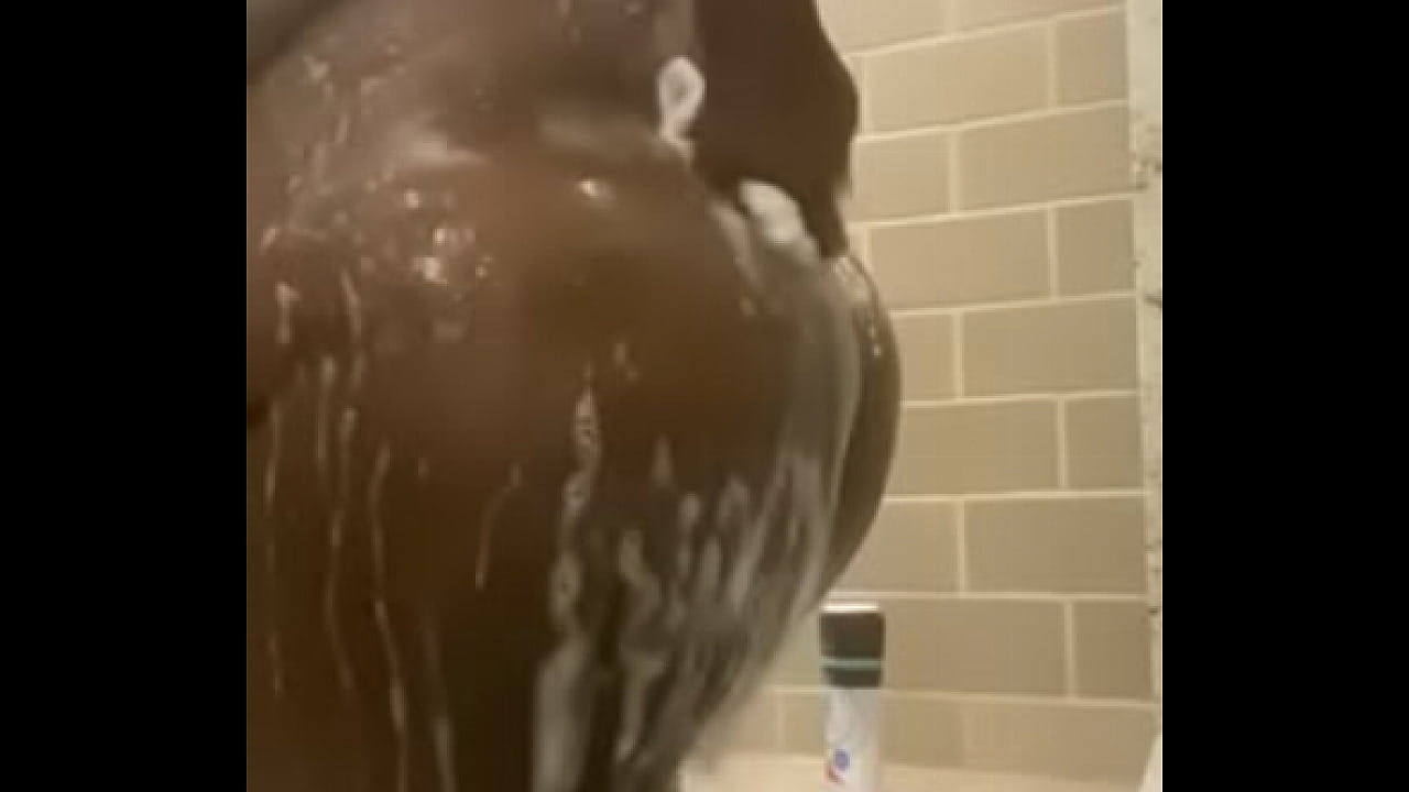 Ebony thot shows fat pussy