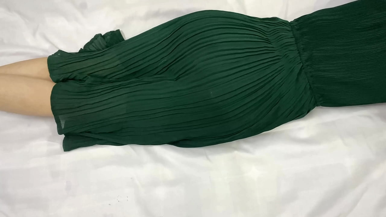 मेरी छोटी सौतेली बहन कमरे में अकेली थी, मैं भी उसके कमरे में गया और रात को उसकी चूत चोदी