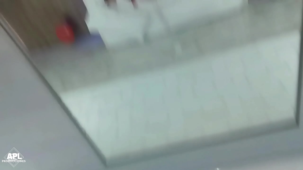 Disfruto darme una buena ducha con esta rica gorda, de nalgas grandes que me chupa la verga hasta corrernos - Parte 2