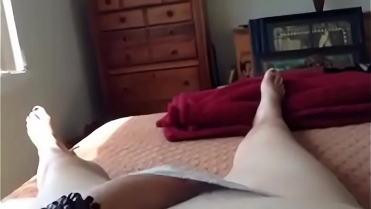 Mi esposo no est&aacute; y me masturbo en la cama de mi suegro