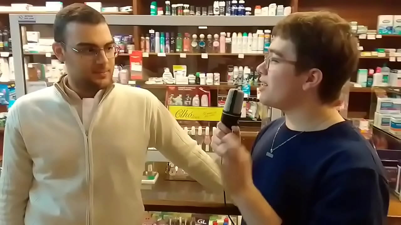 Gordo teton se autopenetra un micr&oacute;fono en el ano