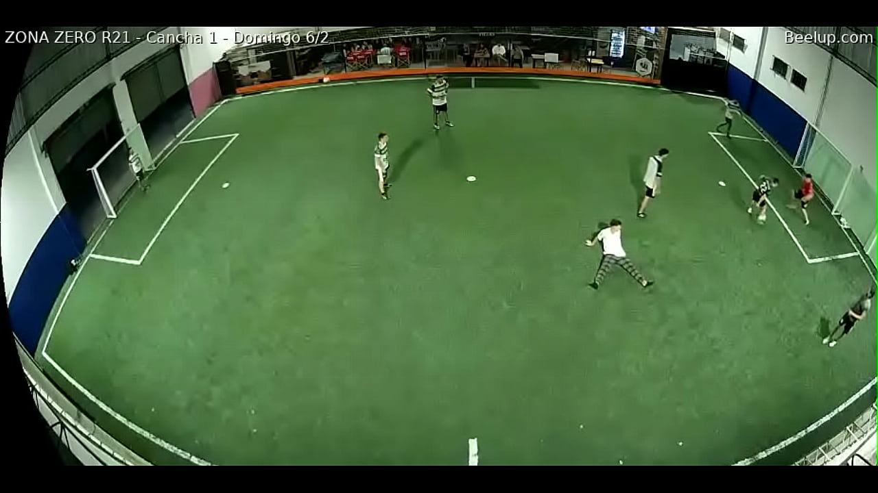 Pelado garcha a pija pelada a un boludo contorsionista