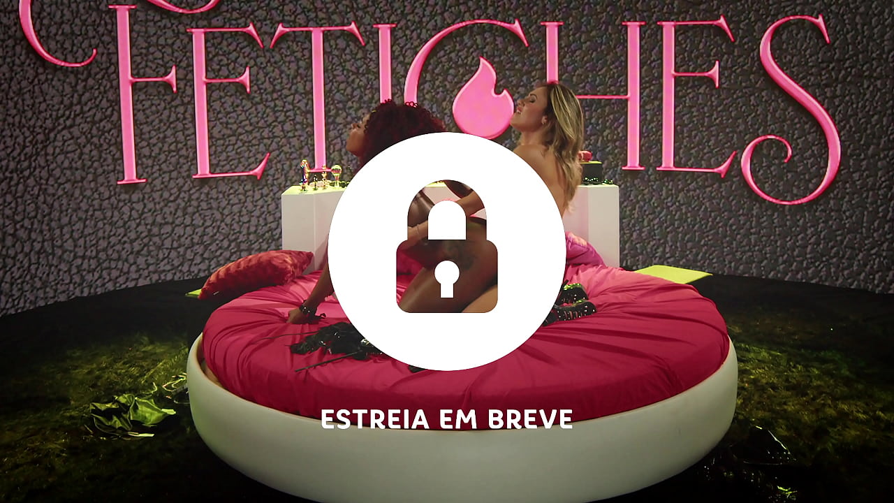 A morena ficou molhadinha no quarto do fetiche