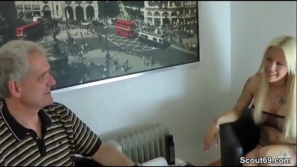 Alter Opa darf junge geile Teeny Maus ficken