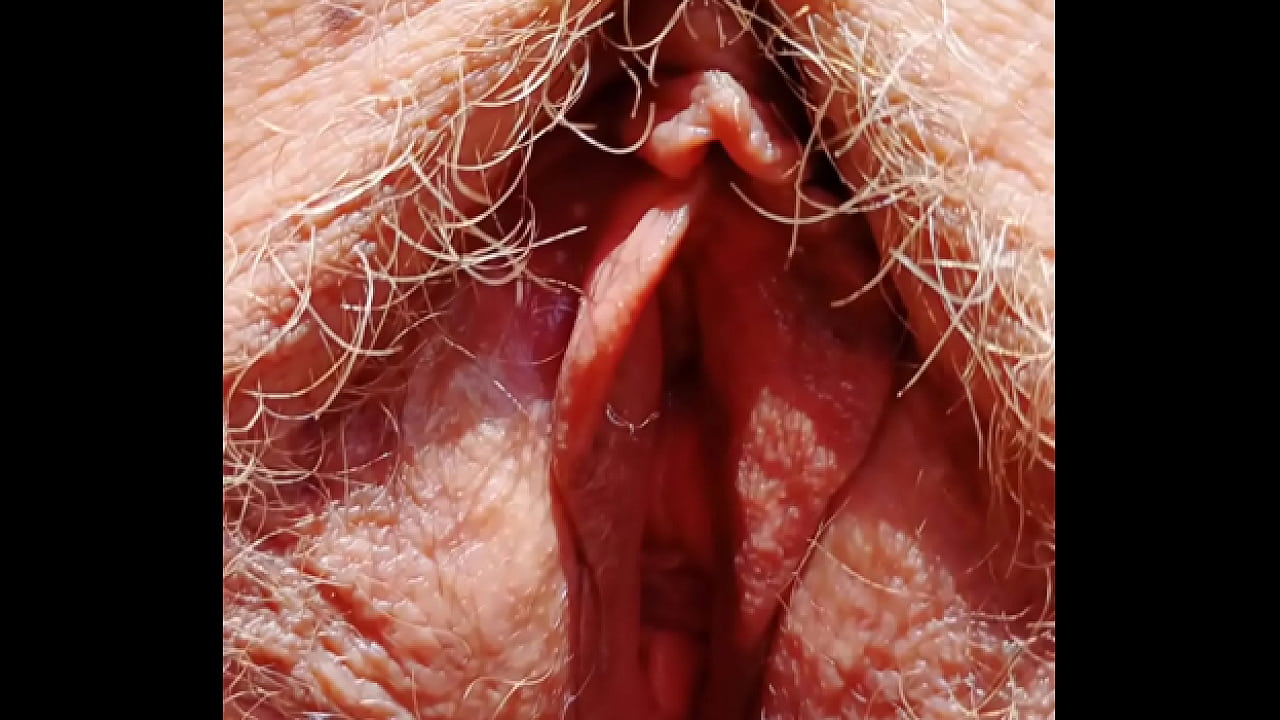 Sexy mature shows her hairy spread eagle cunt