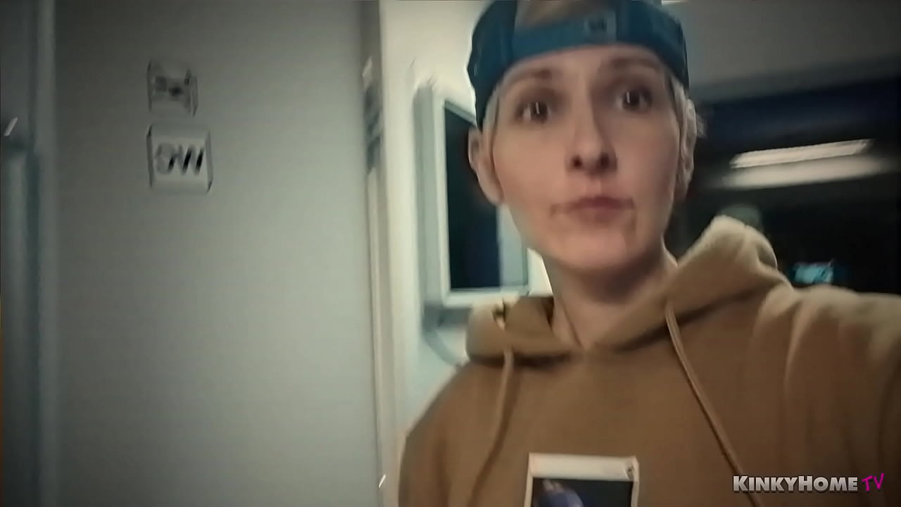 Girl show pussy and jerk off in the train