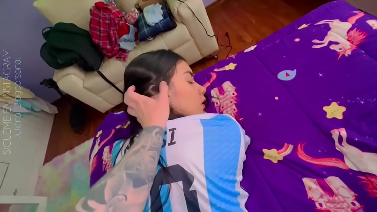 Hermosa argentina le rompen el culo mientras mira el partido de su &iacute;dolo Lionel Messi