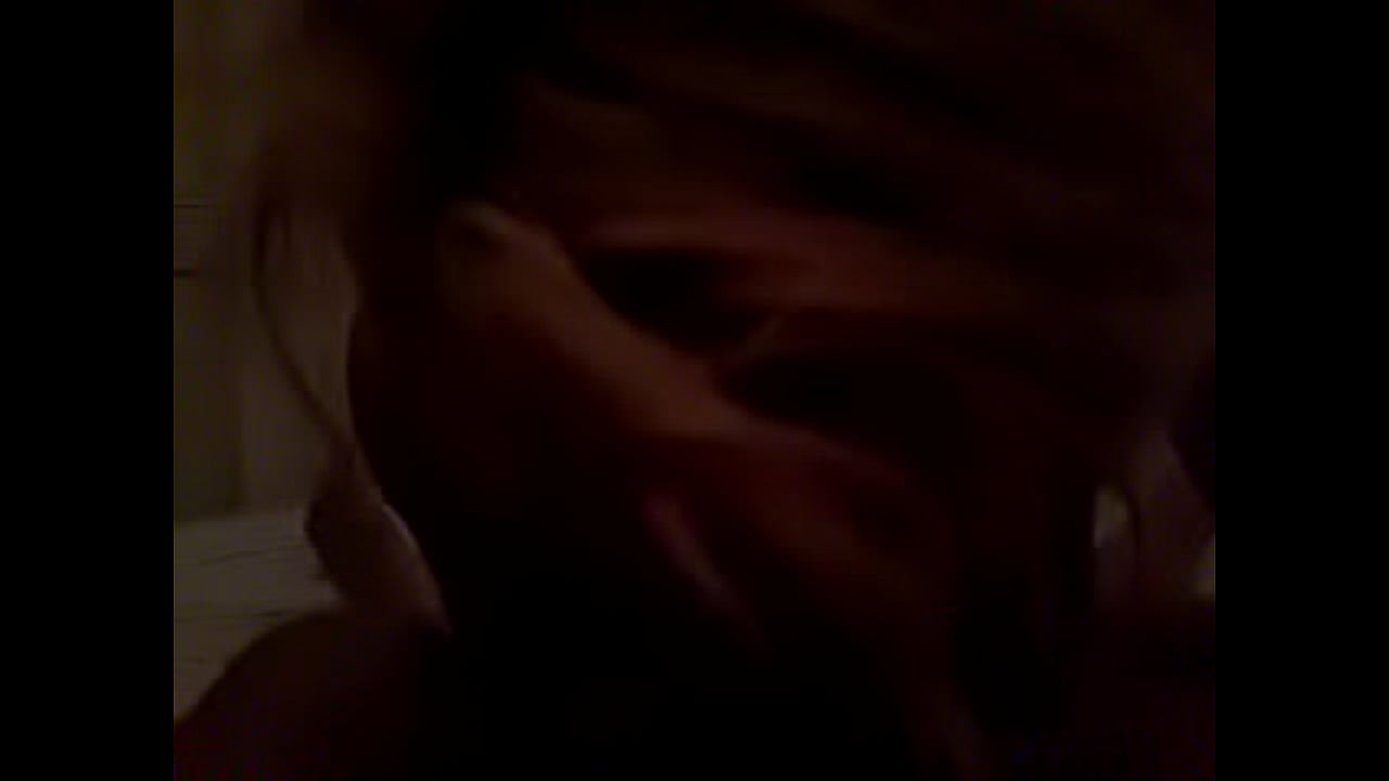 Coroa loira puta mamando rola grossa