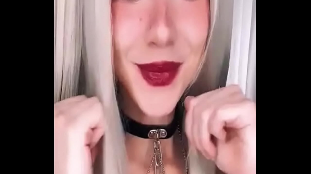 Rubia boluda en casa